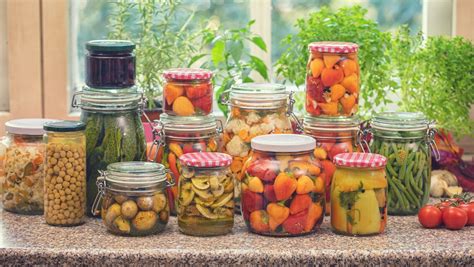 Varietà di conserve alimentari: lattine, barattoli sott'olio, insaccati