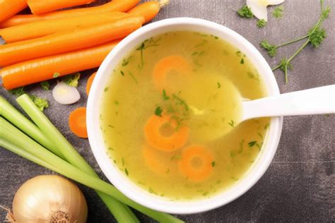 Brodo vegetale bollente in un pentolino