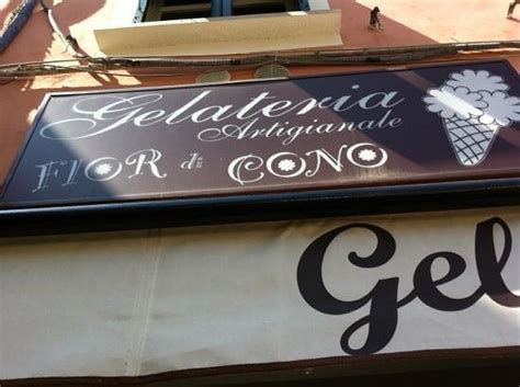 Facciata della gelateria Fior di Cono a Sarzana