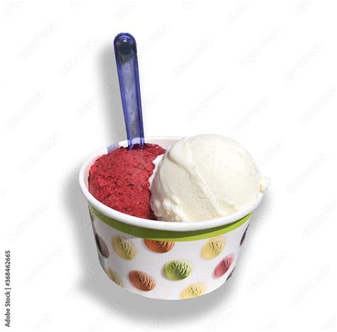 Coppetta di gelato artigianale con vari gusti