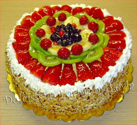 Torta gelato decorata con frutta fresca