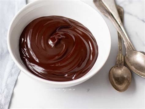 Una pralina perfettamente ricoperta di cioccolato lucido
