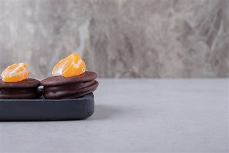 Confronto visivo tra cioccolato da copertura e cioccolato da pasticceria