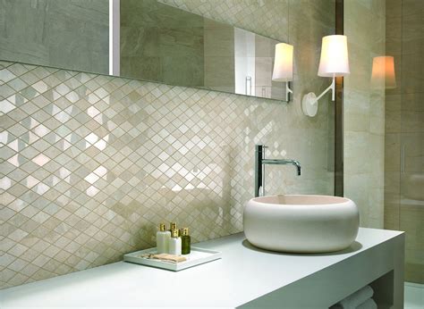 Diverse praline con diversi tipi di rivestimento lucido