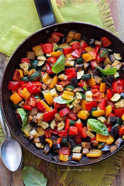 Padella con verdure colorate in cottura