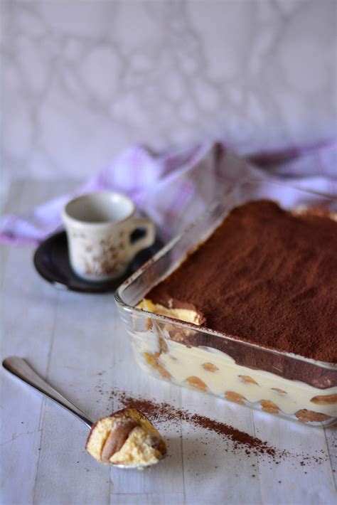 Immagine di un Tiramisù classico in una pirofila