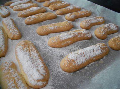 Immagine di savoiardi fatti in casa appena sfornati