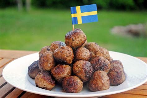 Polpette Svedesi servite con salsa bruna e purè