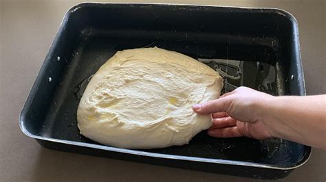 Compattando l'impasto sul fondo della teglia