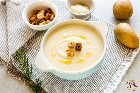 Stratificazione di patate e crema in una pirofila