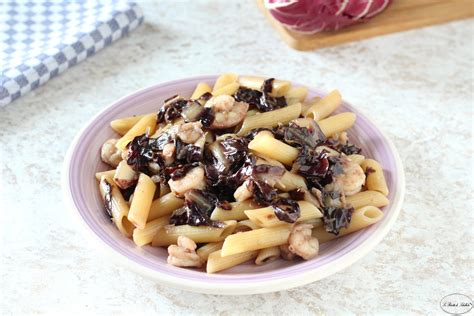 Ingredienti freschi per pasta con radicchio