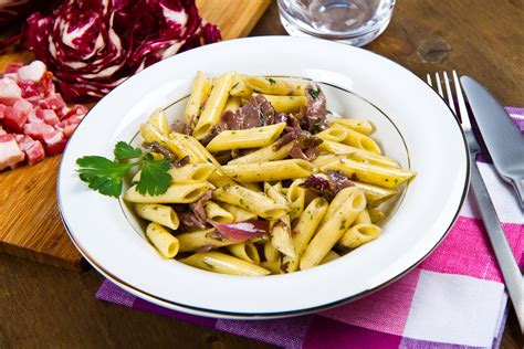 Piatto di pasta con radicchio, pomodorini e pancetta