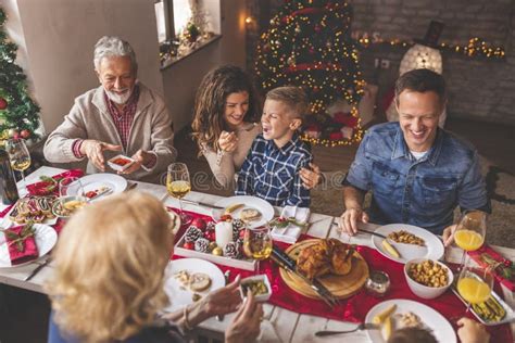Famiglia riunita a tavola per un pranzo domenicale