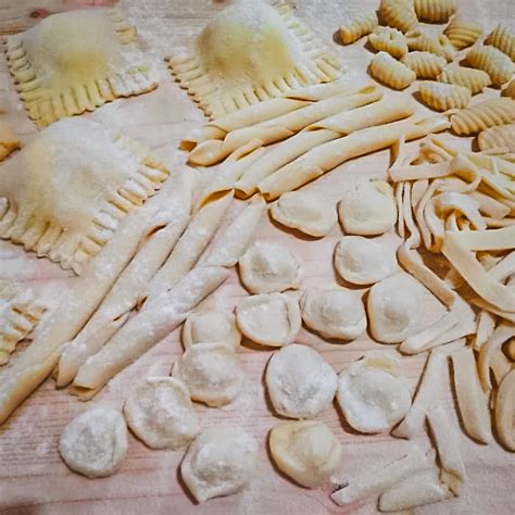 Una ciotola di ravioli fumanti con abbondante parmigiano grattugiato sopra