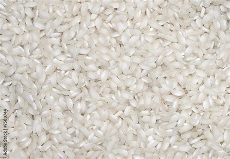 Chicchi di riso che vengono tostati in una padella