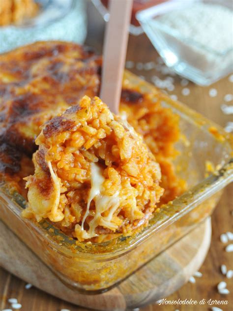 Una pirofila di risotto al pomodoro e mozzarella gratinato al forno