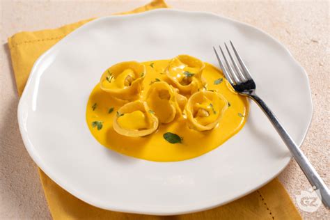 Ravioli di baccalà conditi con salsa allo zafferano