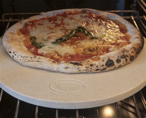 Immagine di una pietra refrattaria all'interno di un forno preriscaldato.