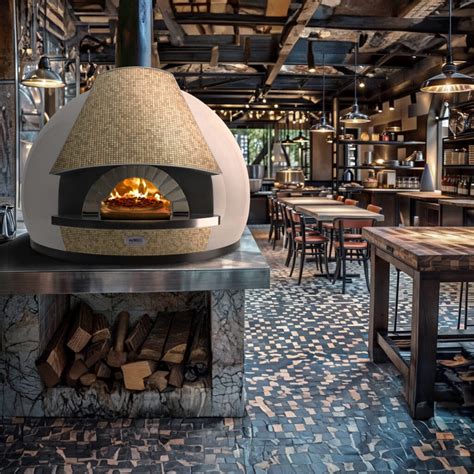 Immagine di un forno a legna professionale per pizza.