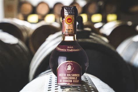 Bottiglia di aceto balsamico tradizionale e una di aceto balsamico IGP