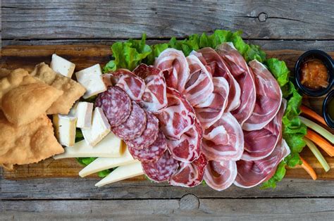 Tagliere di formaggi italiani, salumi e olive