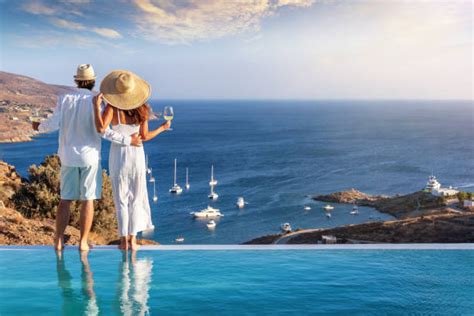 Coppia che si abbraccia a bordo piscina