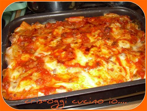 Immagine di una teglia di pasta al forno fumante
