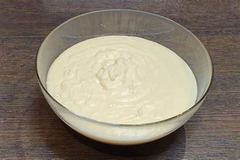 Immagine di una ciotola con besciamella cremosa