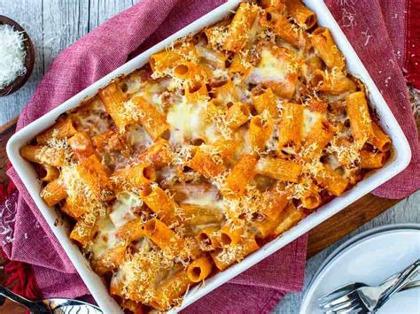 Immagine di una famiglia che condivide un piatto di pasta al forno