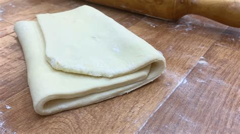 Strati di pasta sfoglia cruda