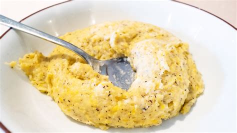 Piatto di polenta taragna con formaggio filante
