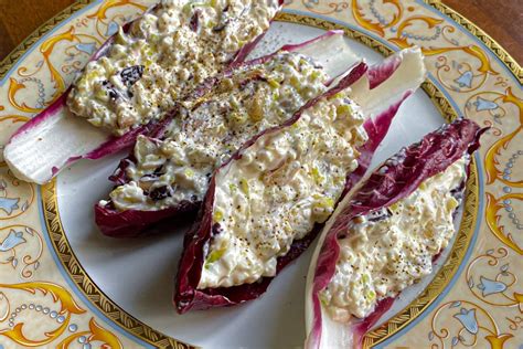composizione di barchette di radicchio pronte per essere servite