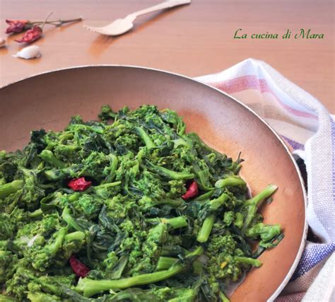 Cime di rapa saltate in padella con aglio e peperoncino