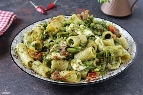 Piatto di pasta con cime di rapa, pomodorini confit e mozzarella di bufala