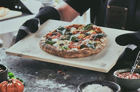 Pizza appena sfornata su pietra refrattaria