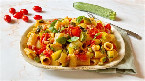 pomodorini e zucchine tagliati