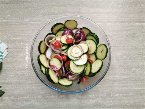 composizione di zucchine cipolle e pomodorini