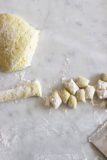 Formare gli gnocchi con una forchetta