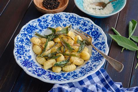Gnocchi saltati in padella con burro e salvia