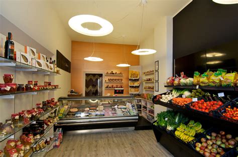 Interno di un negozio di frutta e verdura ben allestito