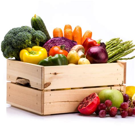 Cassette di frutta e verdura con etichette di provenienza