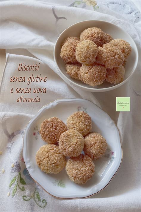 Biscotti senza glutine e uova su un piatto con una tazza di caffè