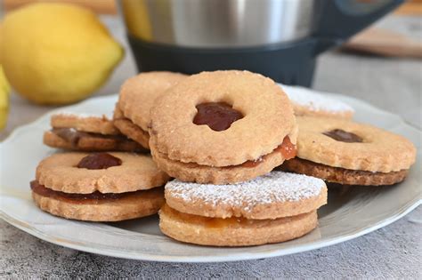 Bimby con il boccale pieno di impasto per biscotti