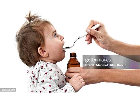 Bambino che beve uno sciroppo
