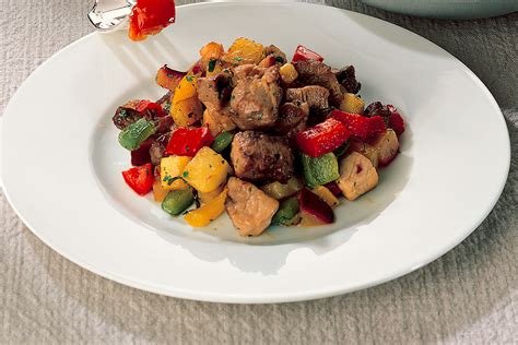 Mercato contadino con maiale, patate e peperoni