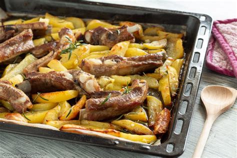 Costine di maiale al forno con patate e peperoni in una pirofila
