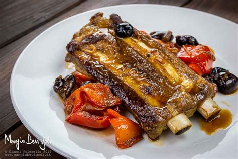 Casseruola con costine di maiale, peperoni e olive nere
