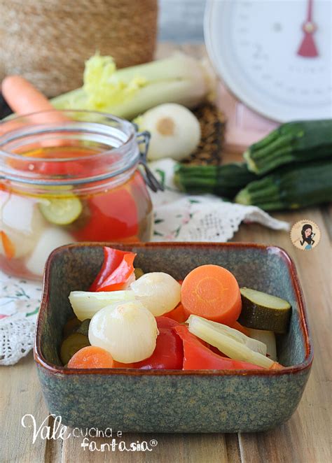 Vasetto di giardiniera sott'olio pronto da gustare