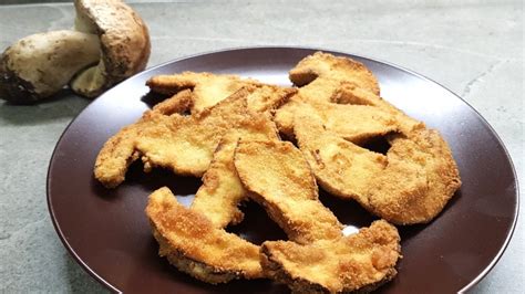 Funghi impanati dorati e croccanti su un piatto
