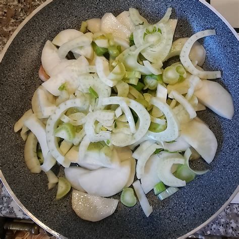 Rape bianche intere e tagliate a cubetti in una padella